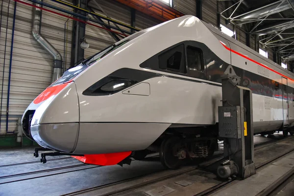 Kremenchuk, Ukrayna - 28 Temmuz 2020: Gri fabrikadaki dükkanda yüksek hızlı tren