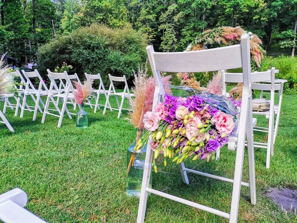 Bouquet Flowers Lies White Chair Outdoor Wedding Ceremony Nature — Stock Photo, Image