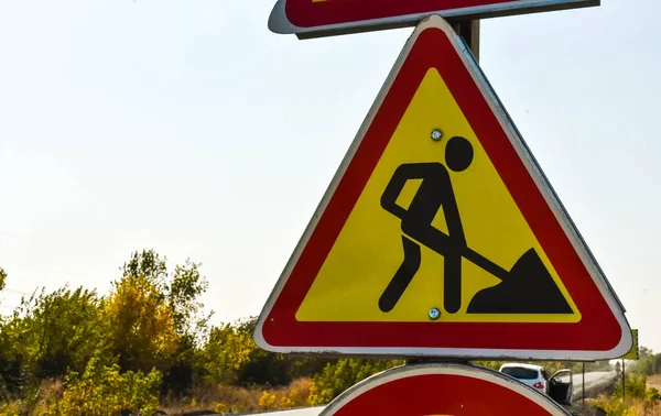 Yol çalışması işareti kırmızı-sarı bir üçgen üzerine kurulmuş.