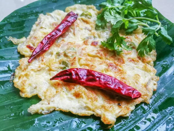 Omelette Con Foglie Coriandolo Peperoncini Rossi Una Foglia Banana Foglia — Foto Stock