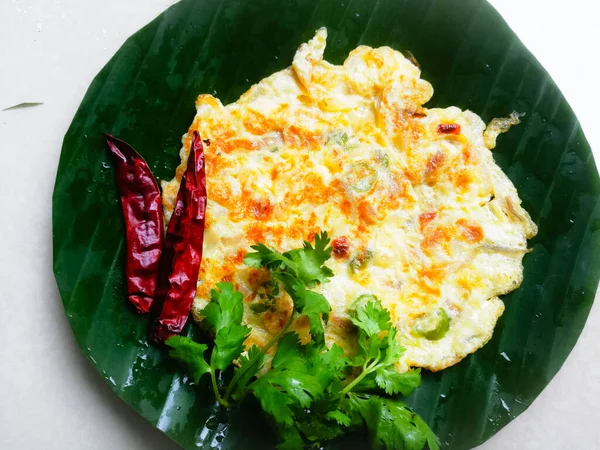 Omelette Coriander Leaves Red Chillies Banana Leaf Banana Leaf Has — Stock Photo, Image