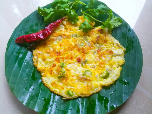 Omelette Coriander Leaves Red Chillies Banana Leaf Banana Leaf Has — Stock Photo, Image