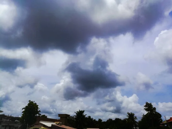 Nubes Lluviosas Desde Una Distancia Lejana Parte Superior Los Árboles — Foto de Stock