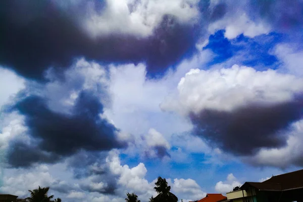 Nuvens Chuvosas Uma Distância Distante Topo Das Árvores Nuvens São — Fotografia de Stock