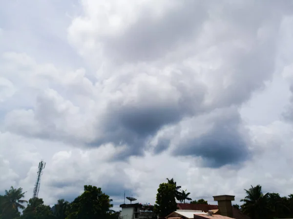 Nuvens Chuvosas Uma Distância Distante Topo Das Árvores Nuvens São — Fotografia de Stock