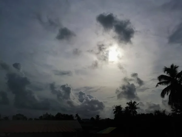 Abendlicher Sonnenuntergang Während Regenwolken Ihn Umkreisen Die Wolken Sind Dunkel — Stockfoto
