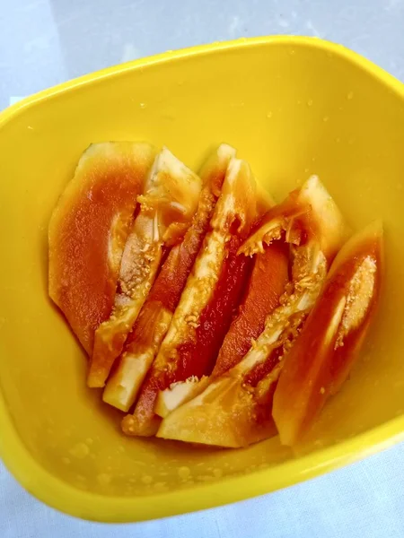 Rodajas Papaya Colocadas Dentro Plato Amarillo Puede Ver Sección Dentro — Foto de Stock