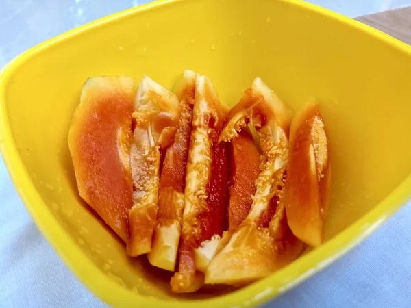 Papaya Scheiben Einem Gelben Gefäß Platziert Kann Den Abschnitt Innerhalb — Stockfoto