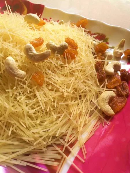 Goudkleurige Semiya Vermicelli Noten Genomen Een Bord Gedeeltelijke Koken Van — Stockfoto