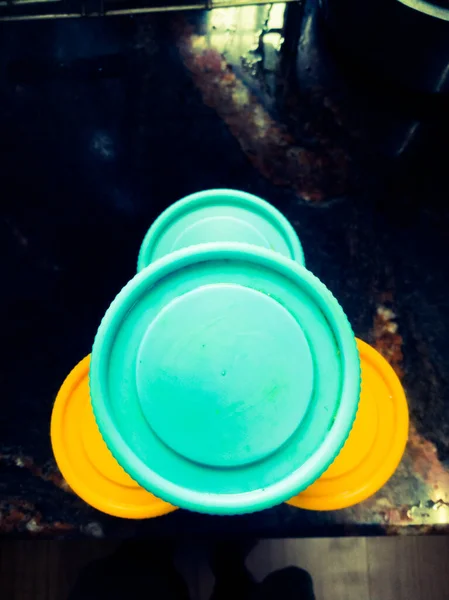 메타돈에 컨테이너가 컨테이너는 플라스틱 가지고 파란색과 노란색 콜로니를 가지고 — 스톡 사진