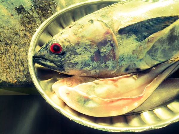 Poisson Mer Cru Avec Les Yeux Rouges Dans Une Plaque — Photo