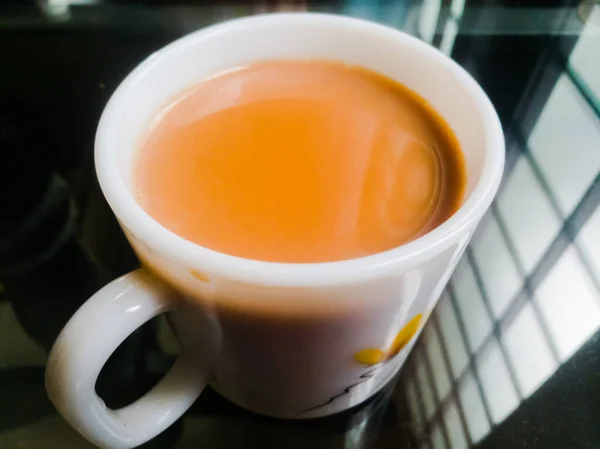 一杯白茶 内装奶茶 茶色浅褐色 杯上有花纹 — 图库照片