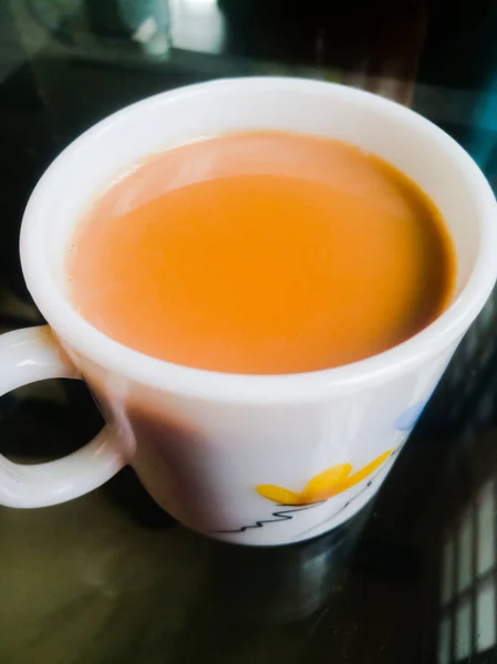 一杯白茶 内装奶茶 茶色浅褐色 杯上有花纹 — 图库照片