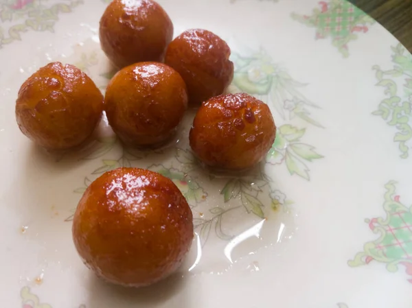 Gulab Jamun Bollen Met Suikersiroop Een Wit Bord Geplaatst Zijn — Stockfoto