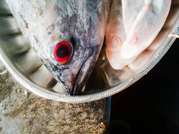 Rauwe Zeevis Met Rode Ogen Een Stalen Plaat Die Speciaal — Stockfoto