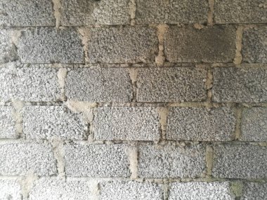 Beton bloklar ve beton gibi betondan yapılmış bir duvar. Her blok, her bloğun etrafındaki beton yapıdan farklıdır. Bloklar beton bloklar gibi gösterilir..