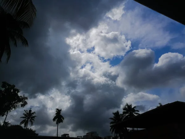 Ein Bewölkter Tag Himmel Blick Vom Balkon Kann Die Kokospalmen — Stockfoto