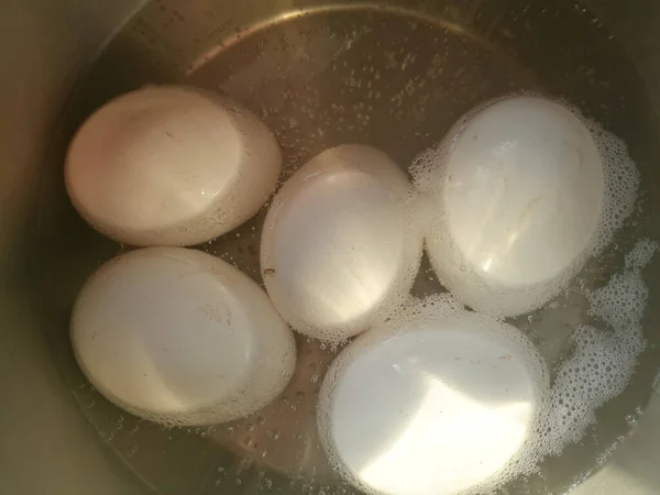 Koka Ägg Ett Stålkärl Och Bubblorna Kommer Upp Äggen Delvis — Stockfoto