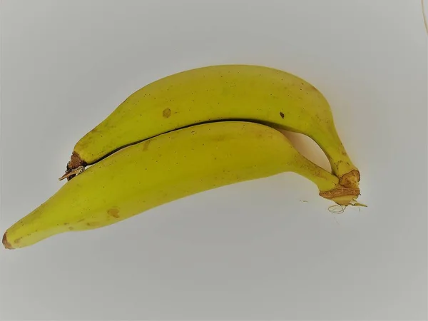 白地に隔離された2つのバナナ バナナは自然界で清潔で新鮮です その肌に黒いマークが付いています — ストック写真