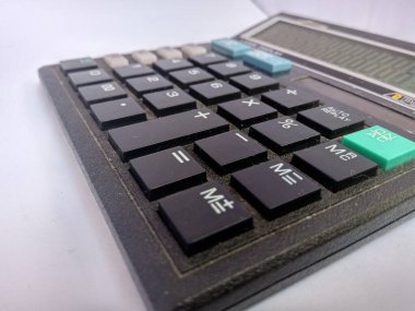 Hesap makinesinin anahtarlarının farklı açılardan yakın plan görüntüsü. Hızlı uyarı için kullanılan renkli tuşları görebilirsiniz. Hesap makinesi gövdesi siyah ve tuşlar siyah ve beyaz renklidir..