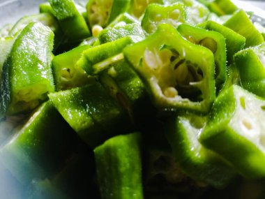 Kesilmiş kadının parmağı tabakta altıgen haç şeklinde. Kesilen parçaların içinde yapışkan bir sıvı var. Çapraz kesitlerin şekli altıgen. Dış kısmı yeşil, iç kısmı beyaz..