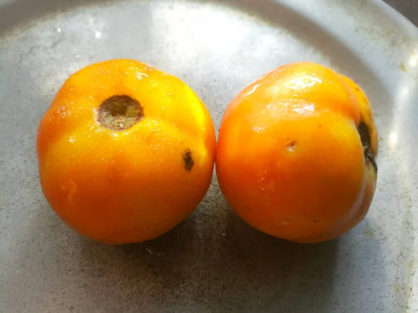 Kypsytetyt Tomaatit Saatetaan Lautaselle Valmistettu Alumiinista Tomaatit Tumma Pilkku Yläosassa — kuvapankkivalokuva
