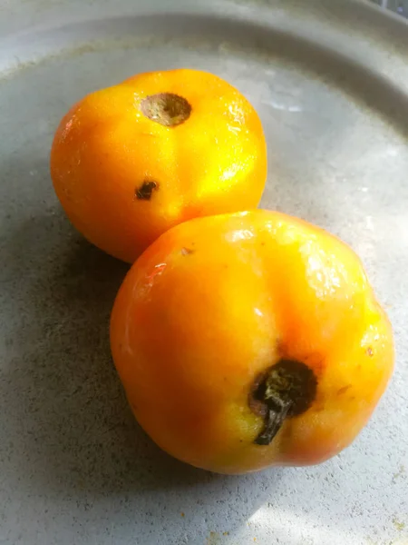 Ripened Tomatoes Placed Plate Made Aluminium Tomatoes Have Dark Spot — Stock Photo, Image