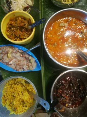 Bir kap dolusu sebze ve baharatın içinde onam özel yemekleri. Yemekler farklı renklerde ve yeşil renkli sebzeler ve soğuk toz nedeniyle kırmızı renkte. Tüm sebzeler.