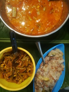 Bir kap dolusu sebze ve baharatın içinde onam özel yemekleri. Yemekler farklı renklerde ve yeşil renkli sebzeler ve soğuk toz nedeniyle kırmızı renkte. Tüm sebzeler.