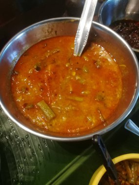 Bir kap dolusu sebze ve baharatın içinde onam özel yemekleri. Yemekler farklı renklerde ve yeşil renkli sebzeler ve soğuk toz nedeniyle kırmızı renkte. Tüm sebzeler.