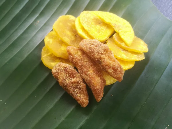 Banaan Chips Met Jaggery Gecoate Banaan Chips Een Banaan Blad — Stockfoto