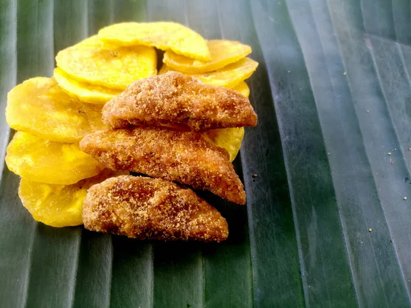 Banaan Chips Met Jaggery Gecoate Banaan Chips Een Banaan Blad — Stockfoto