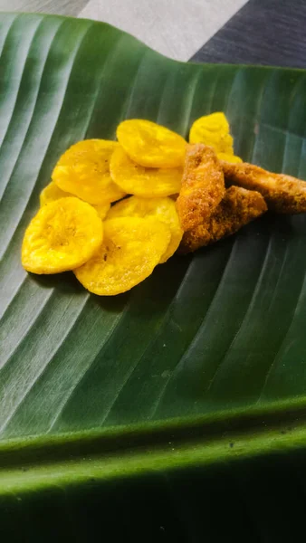 Chips Banana Com Jaggery Chips Banana Revestidos Uma Folha Banana — Fotografia de Stock