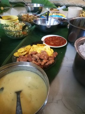 Onam, sebzelerle ayrı kaplarda yapılan özel yemekler. Her yemeğin farklı renkleri var ve yeşil bir muz yaprağına konuyor. Plastik ve çelik kap olarak kullanılıyor..