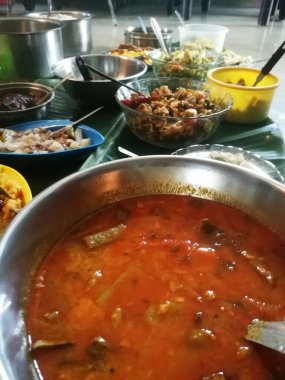 Onam, sebzelerle ayrı kaplarda yapılan özel yemekler. Her yemeğin farklı renkleri var ve yeşil bir muz yaprağına konuyor. Plastik ve çelik kap olarak kullanılıyor..