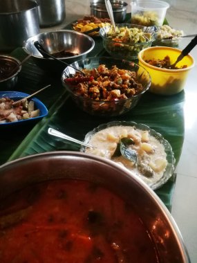 Onam, sebzelerle ayrı kaplarda yapılan özel yemekler. Her yemeğin farklı renkleri var ve yeşil bir muz yaprağına konuyor. Plastik ve çelik kap olarak kullanılıyor..