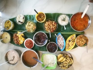 Onam, sebzelerle ayrı kaplarda yapılan özel yemekler. Her yemeğin farklı renkleri var ve yeşil bir muz yaprağına konuyor. Plastik ve çelik kap olarak kullanılıyor..