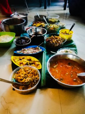 Onam, sebzelerle ayrı kaplarda yapılan özel yemekler. Her yemeğin farklı renkleri var ve yeşil bir muz yaprağına konuyor. Plastik ve çelik kap olarak kullanılıyor..