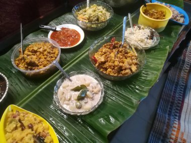 Onam, sebzelerle ayrı kaplarda yapılan özel yemekler. Her yemeğin farklı renkleri var ve yeşil bir muz yaprağına konuyor. Plastik ve çelik kap olarak kullanılıyor..
