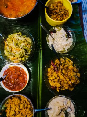 Onam, sebzelerle ayrı kaplarda yapılan özel yemekler. Her yemeğin farklı renkleri var ve yeşil bir muz yaprağına konuyor. Plastik ve çelik kap olarak kullanılıyor..