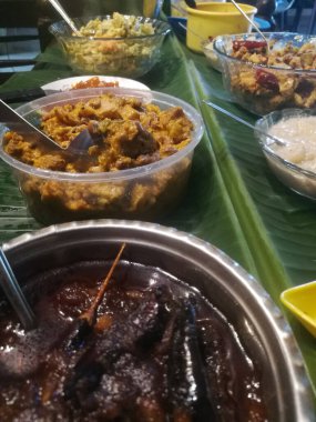 Onam, sebzelerle ayrı kaplarda yapılan özel yemekler. Her yemeğin farklı renkleri var ve yeşil bir muz yaprağına konuyor. Plastik ve çelik kap olarak kullanılıyor..