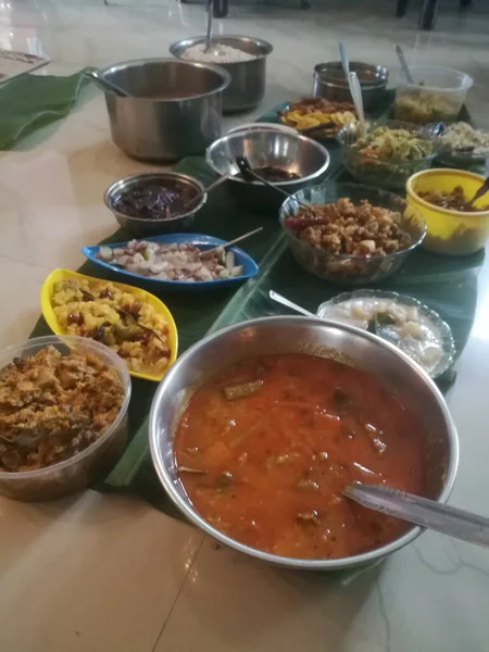 Onam, sebzelerle ayrı kaplarda yapılan özel yemekler. Her yemeğin farklı renkleri var ve yeşil bir muz yaprağına konuyor. Plastik ve çelik kap olarak kullanılıyor..