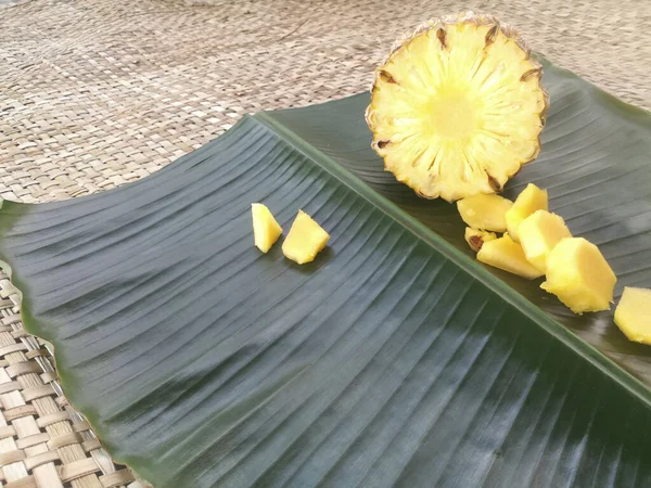 Abacaxi Suas Fatias Colocadas Uma Folha Banana Verde Seção Transversal — Fotografia de Stock