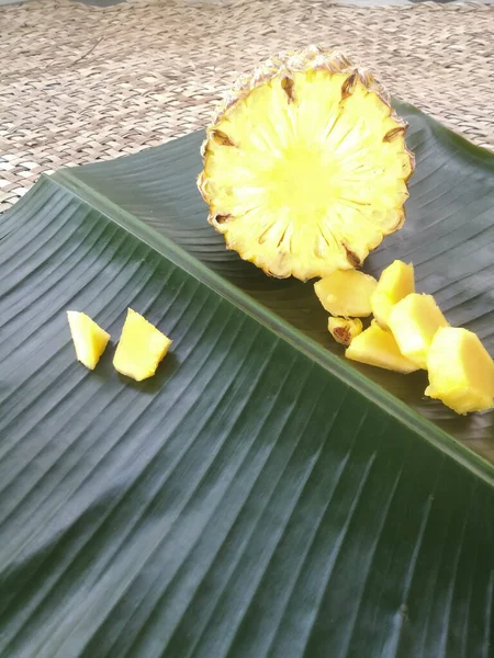 Abacaxi Suas Fatias Colocadas Uma Folha Banana Verde Seção Transversal — Fotografia de Stock
