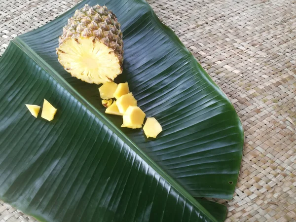 Abacaxi Suas Fatias Colocadas Uma Folha Banana Verde Seção Transversal — Fotografia de Stock