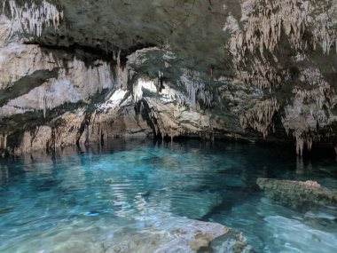 Tulum, Yucatan, Meksika - 1 Şubat 2020: Cenote Tak Be Ha olarak bilinen yeraltı mağarası, Yucatan yarımadasının turistik merkezi.
