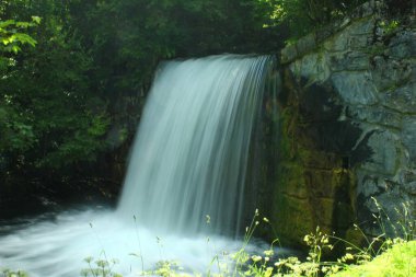 Bir şelalenin uzun pozu