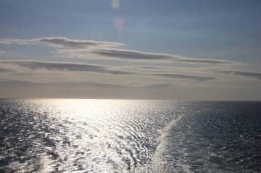 Kuzey denizi üzerinde bulutlar olan mavi gökyüzü