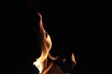 Kaminfeuer tanzt vor der Dunkelheit / şömine ateşi karanlığın önünde dans ediyor