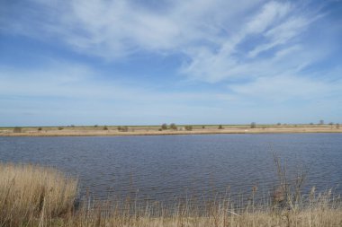 Çayır manzarası ve güzel gökyüzü